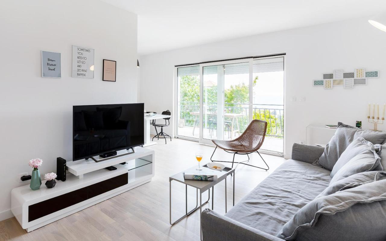 Black & White Apartment *