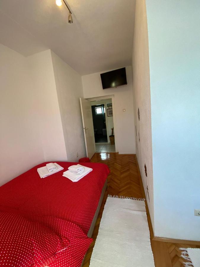 Green Garden Apartment *