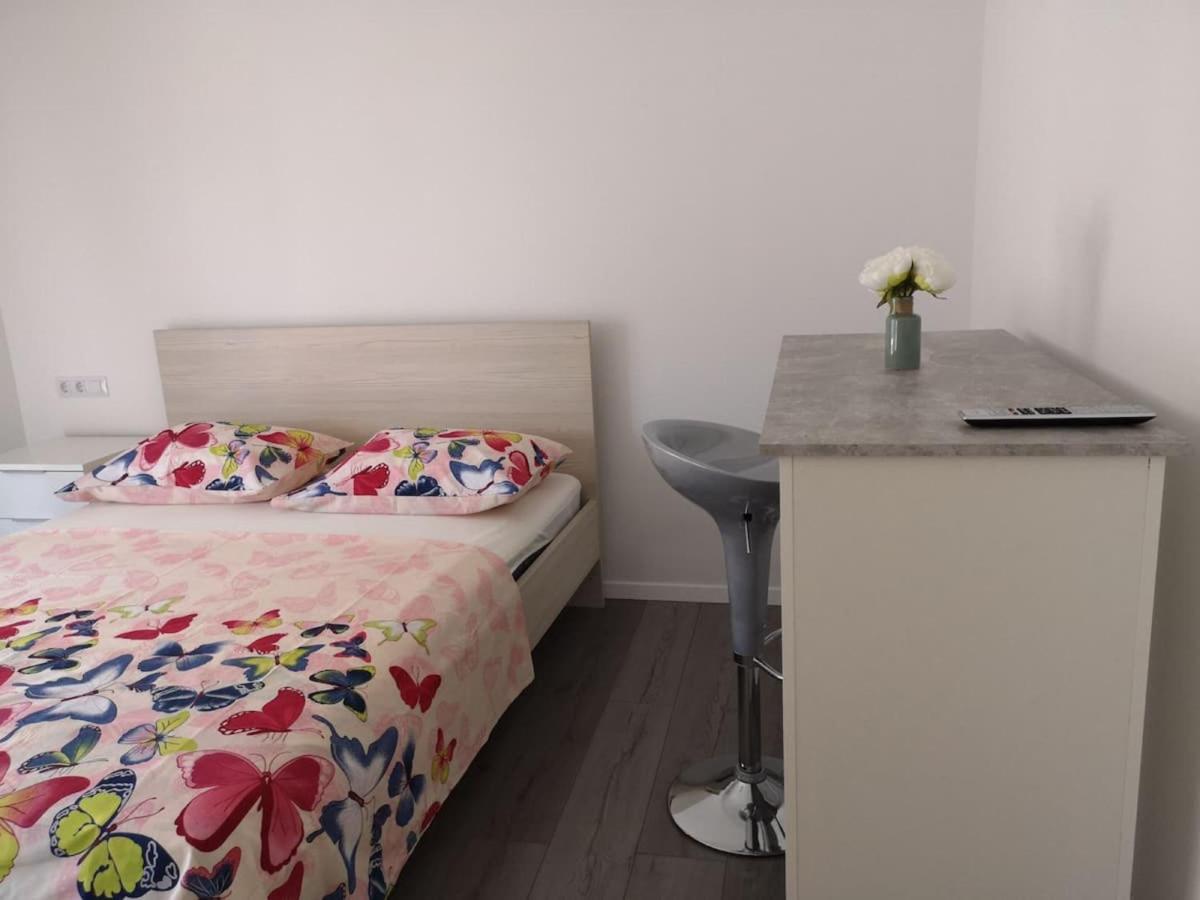 Dzeki Apartment Split