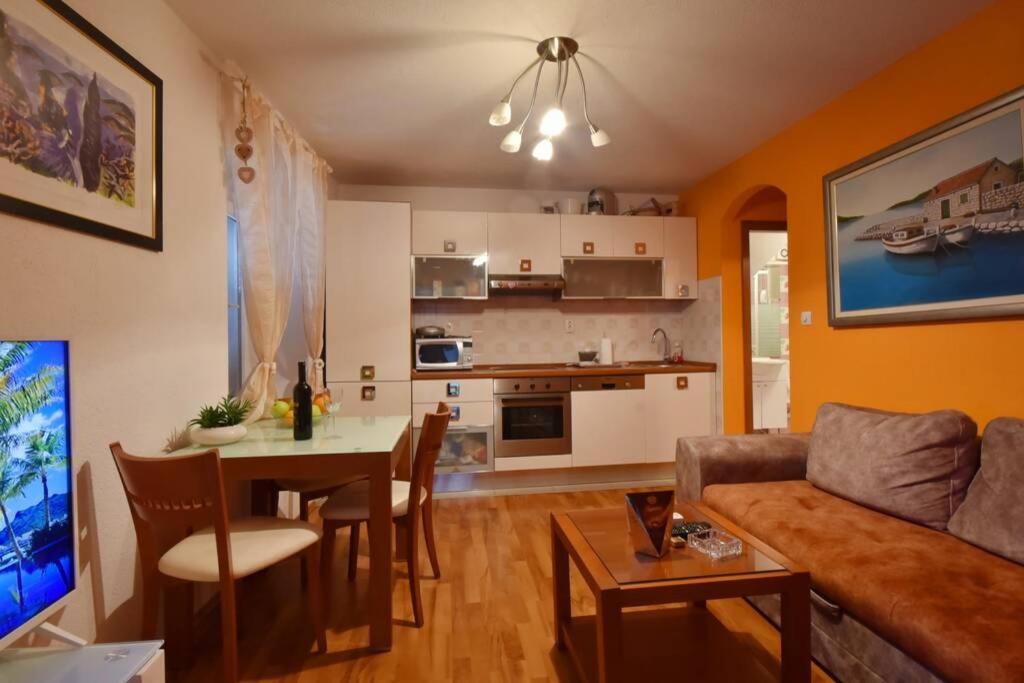 Apartment Cozy, Adorable Elizabeta *