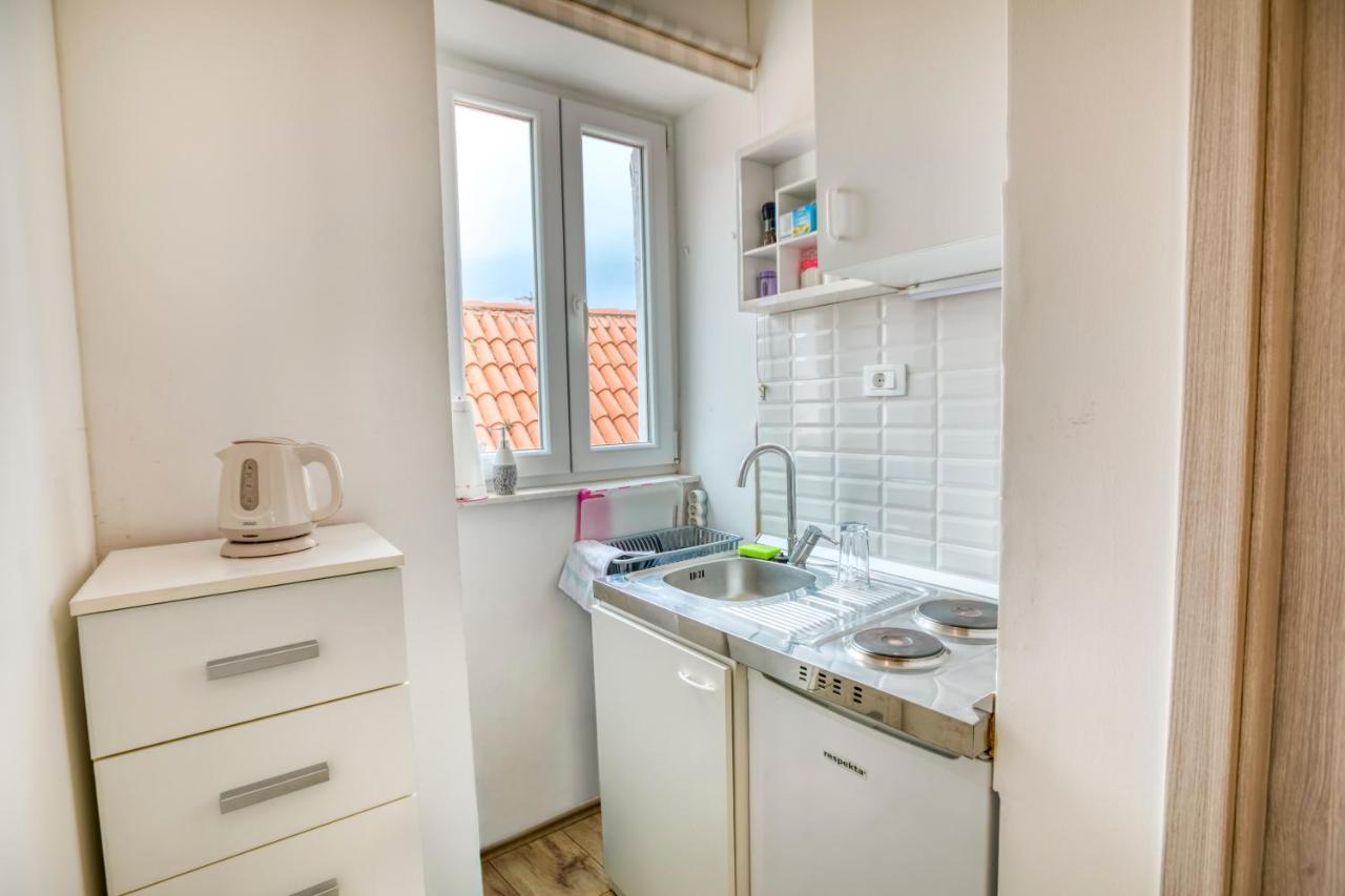 Apartment Grace, Feel At - Away From