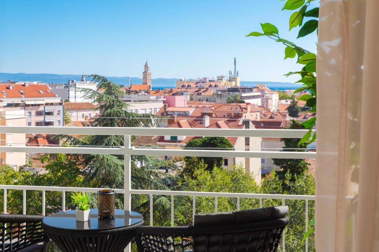 V Luxury Apartment