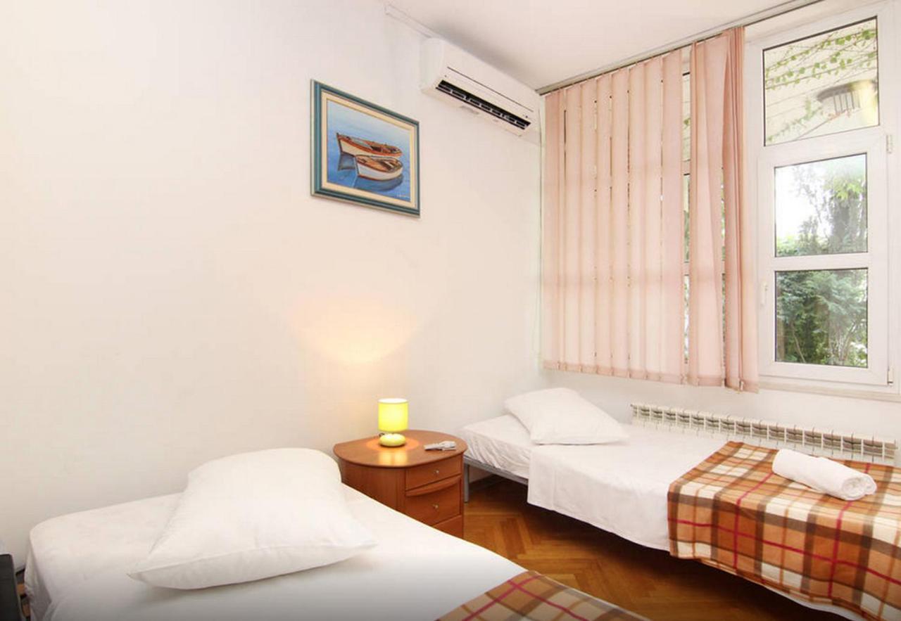 Kvaternikova - Pool, Grill, 4 Bedrooms, 3 Bathrooms Apartman *