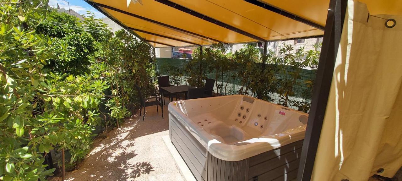 Johnny Croatia With Hot Tub * Split
