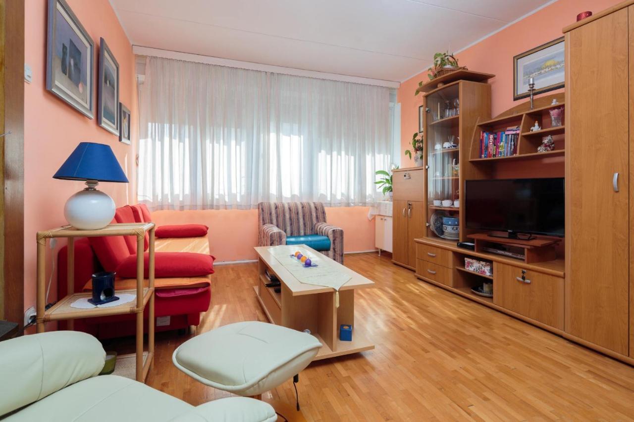 Apartment In Center With Massage Chair Split