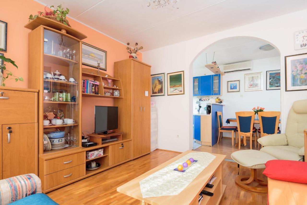 In Center With Massage Chair Apartment Split