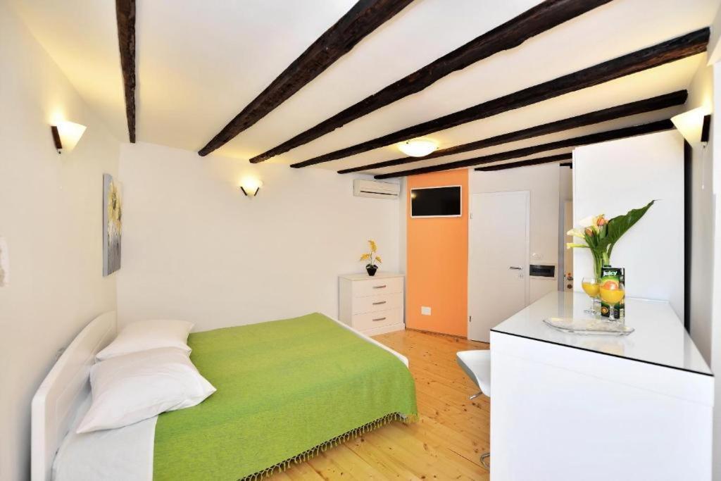 Apartment Marigold Stone House