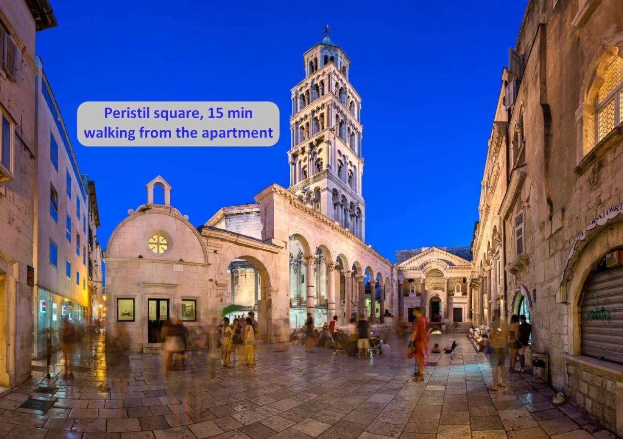 In Center With Massage Chair Apartment *