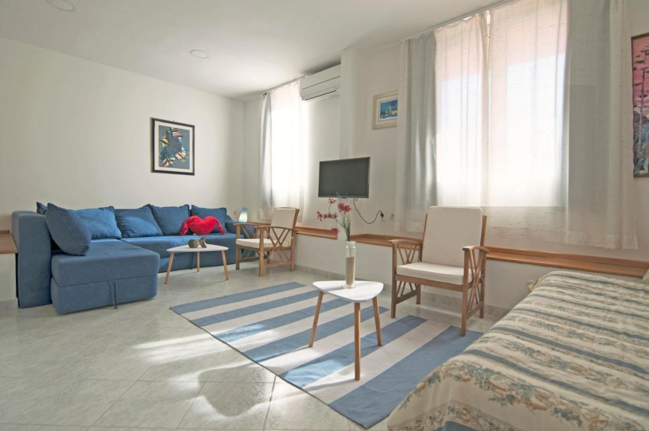 Poolside Paradise - A Hidden Gem In Split Apartamento