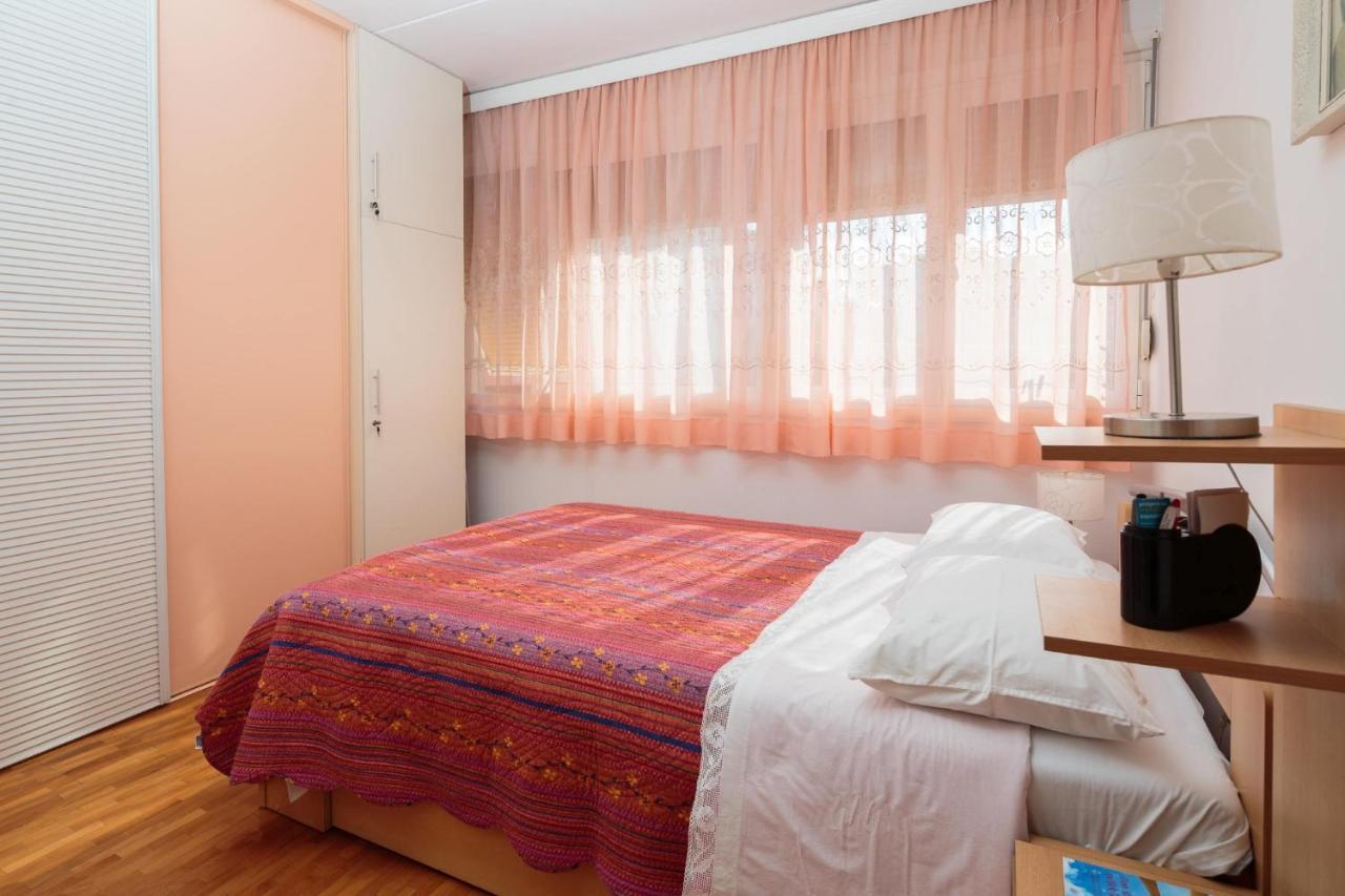 In Center With Massage Chair Apartment Split