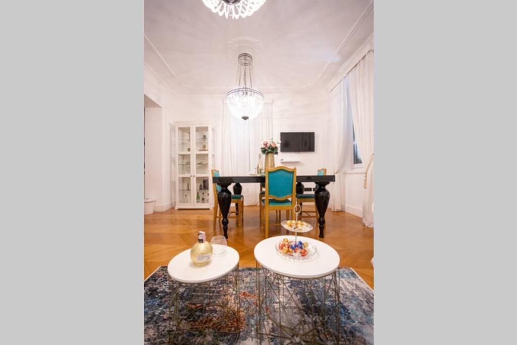 Luxurious Bella Lux In Center With Free Parking Included!