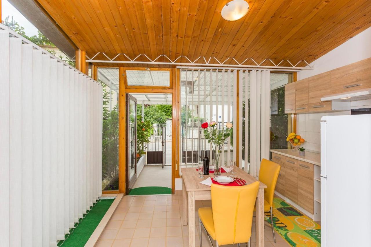 Comfortable Modern With Shaded Patio Split