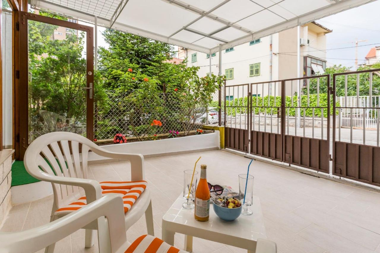 Comfortable Modern With Shaded Patio Apartment *