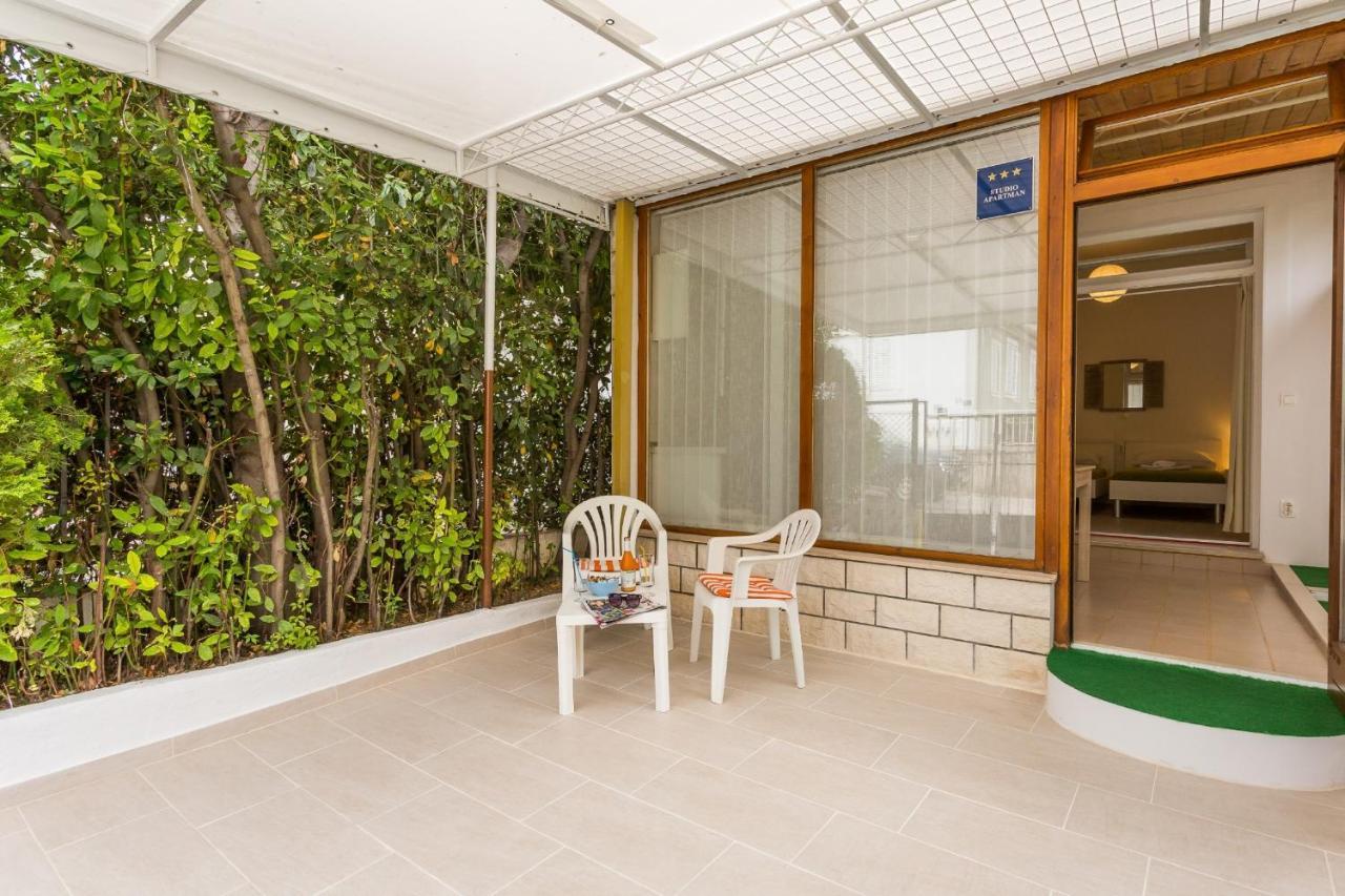 Comfortable Modern With Shaded Patio Apartment Split