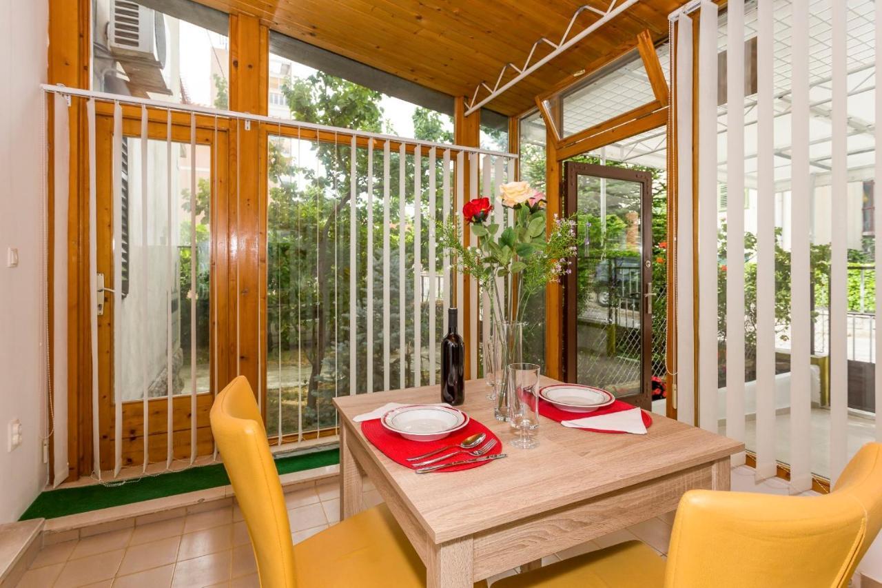 Comfortable Modern With Shaded Patio Apartment *