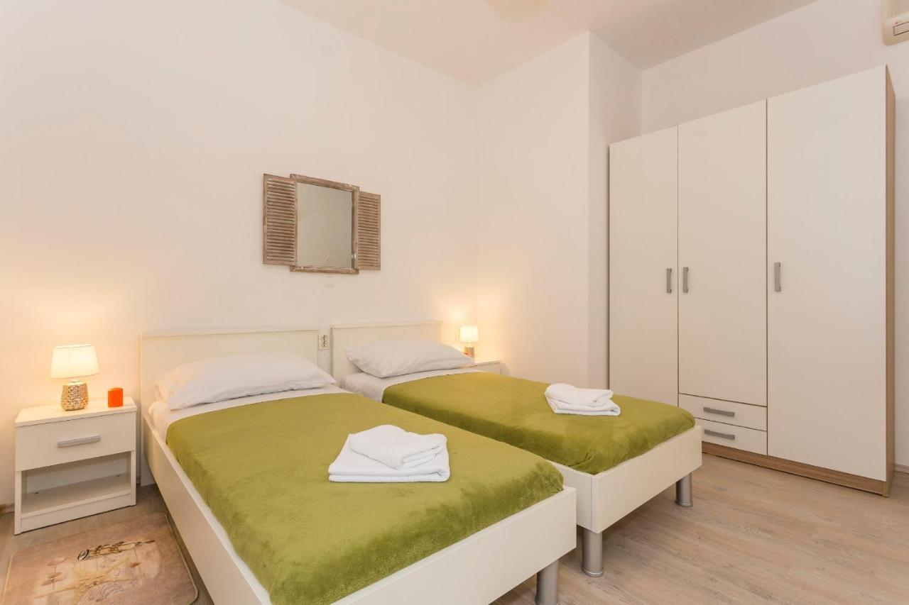 Apartment Comfortable Modern With Shaded Patio *