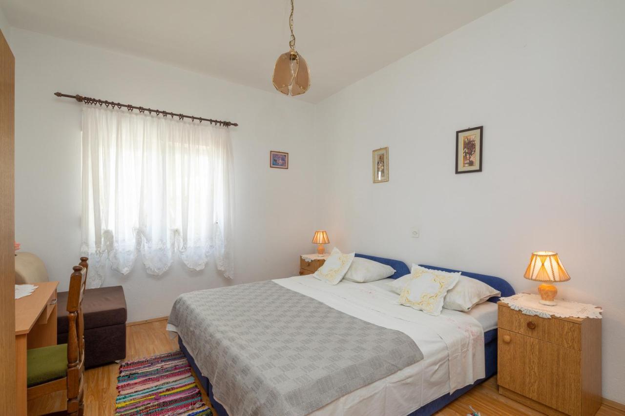 A2 - Near W Patio Parking And Grill * Split