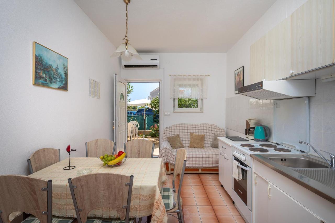 A2 - Near W Patio Parking And Grill Apartman Split