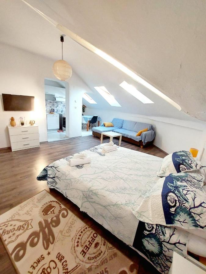 Apartment Center Lucia *
