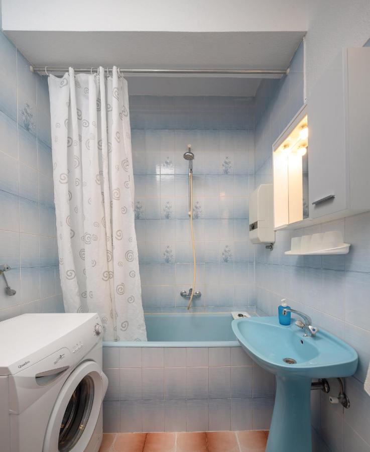 A2 - Near W Patio Parking And Grill Apartman