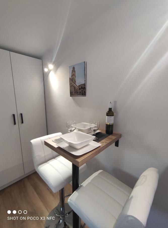 Studio H&m Apartment Split
