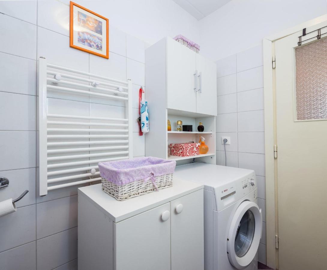 In Center With Massage Chair Apartment Split