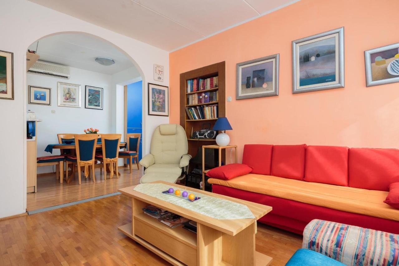 Apartment In Center With Massage Chair *