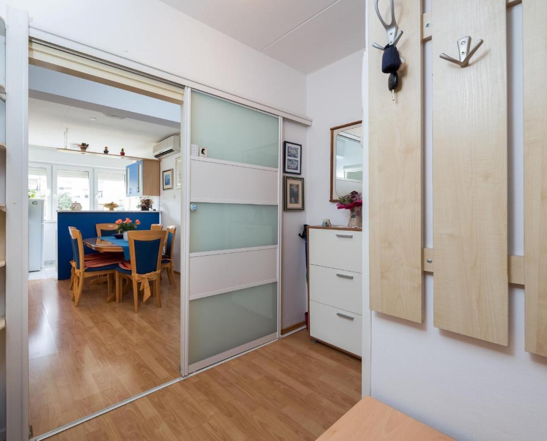 In Center With Massage Chair Apartment Split