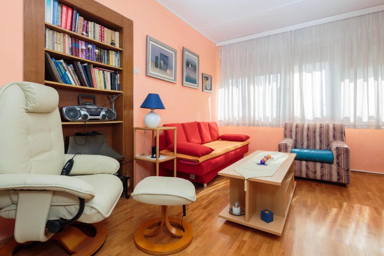 Apartment In Center With Massage Chair