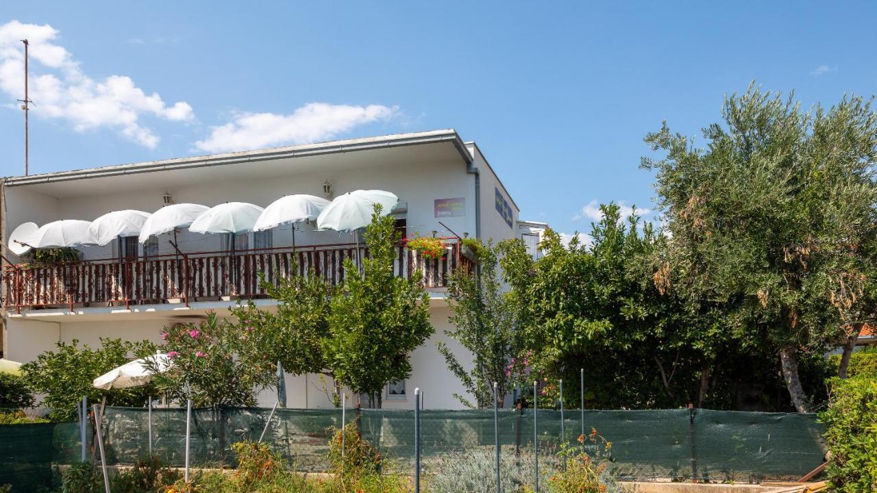 A2 - Near W Patio Parking And Grill * Split