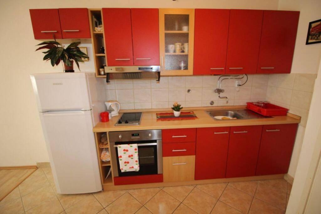 Apartment Old City/beach 13 Minutes Away, Parking, For 4 *