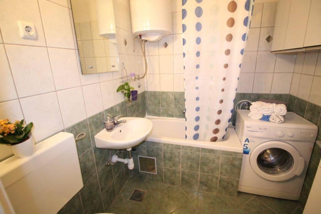 Apartment Old City/beach 13 Minutes Away, Parking, For 4 *