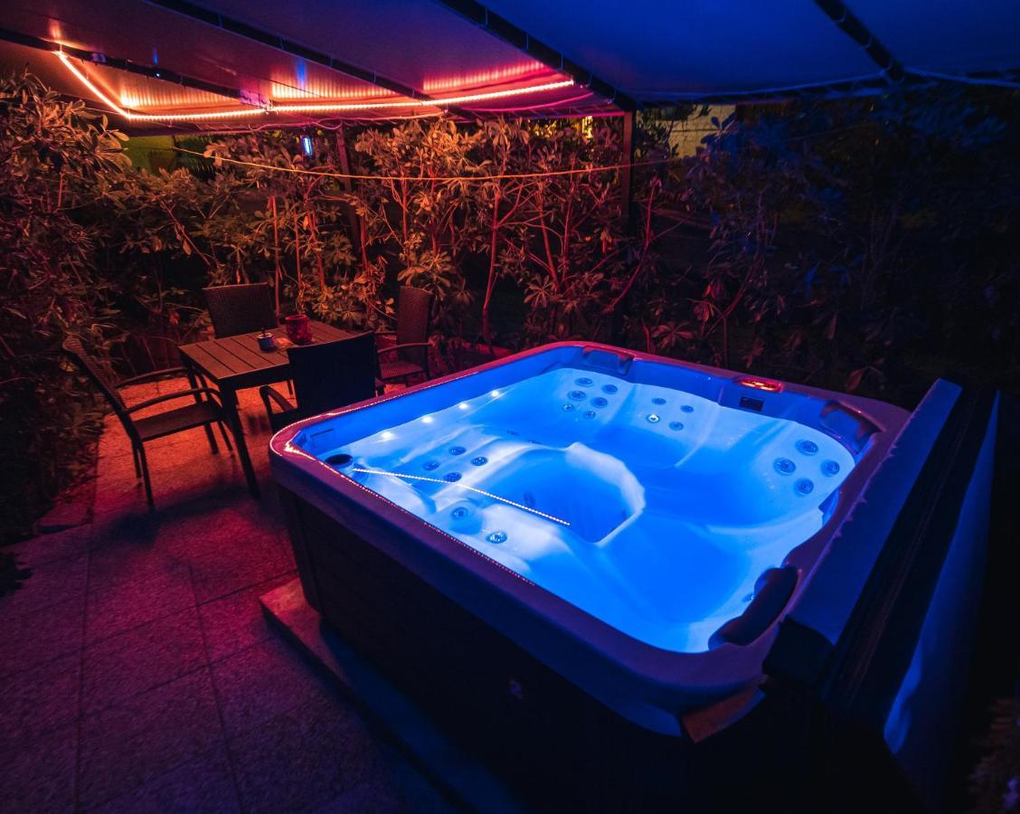 Johnny Croatia With Hot Tub *