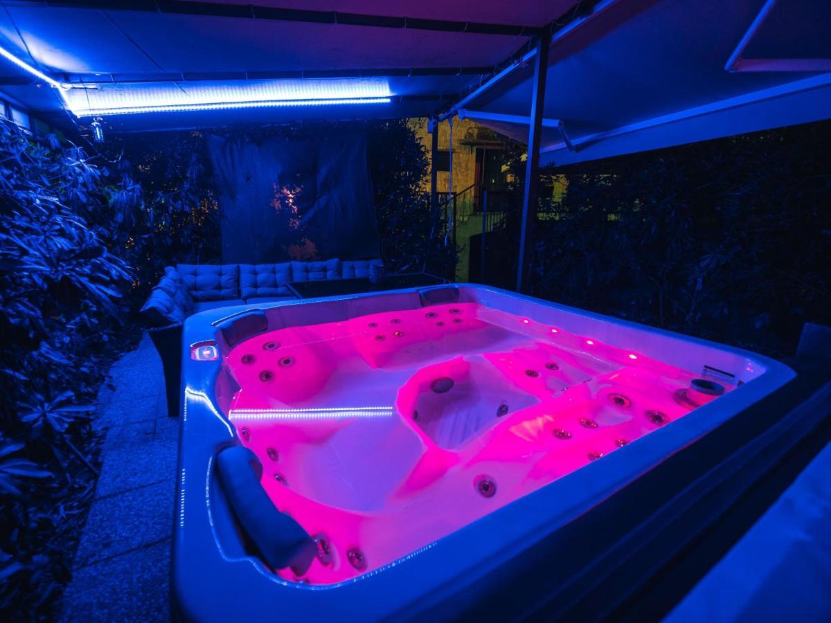 Johnny Croatia With Hot Tub * Split