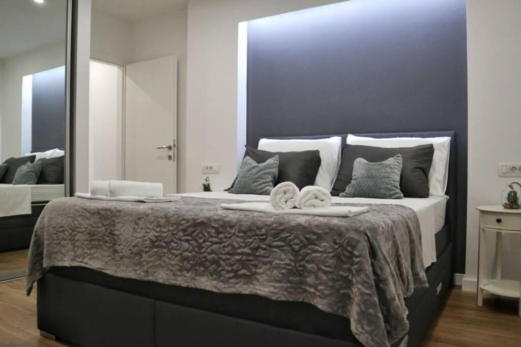 Luxury Dim Apartment Split