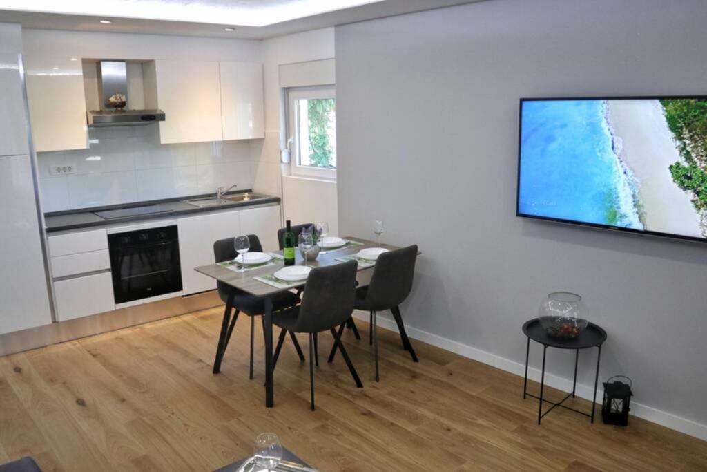 Luxury Dim Apartment Split