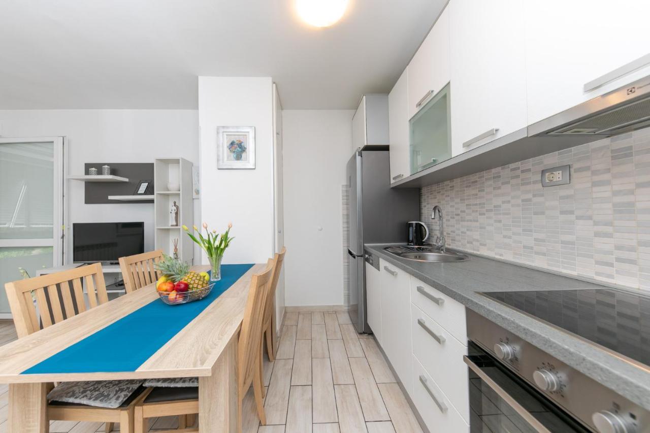 Apartment For 2, Balcony, Wi-Fi, Public Parking, Private Entrance, Self Check In * Split