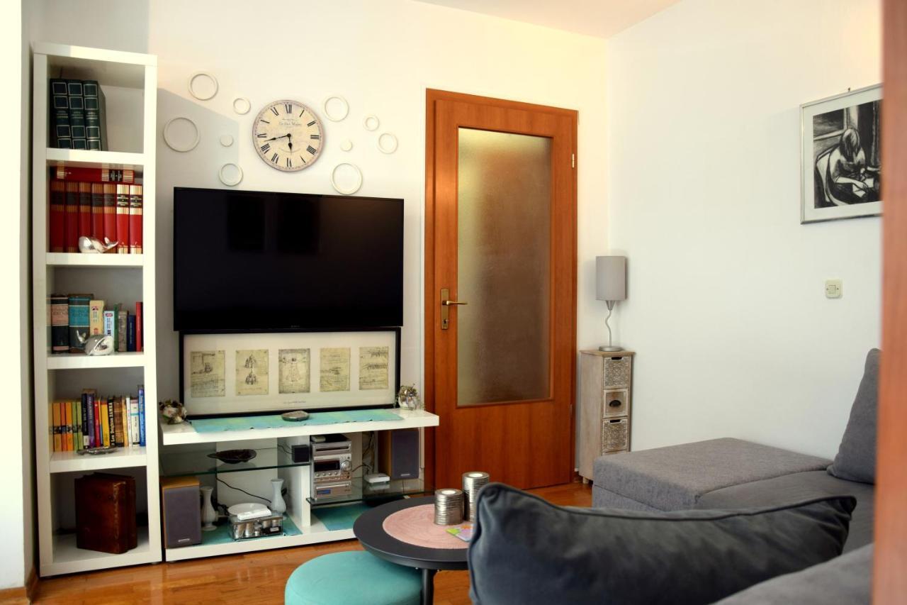 Marimar, Beachfront 1st Row Appartement Split