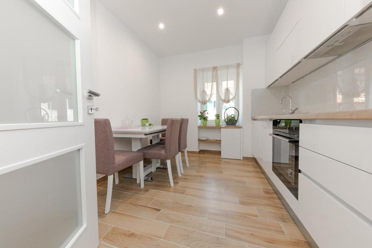 Lana - David, Center Of Apartment Split