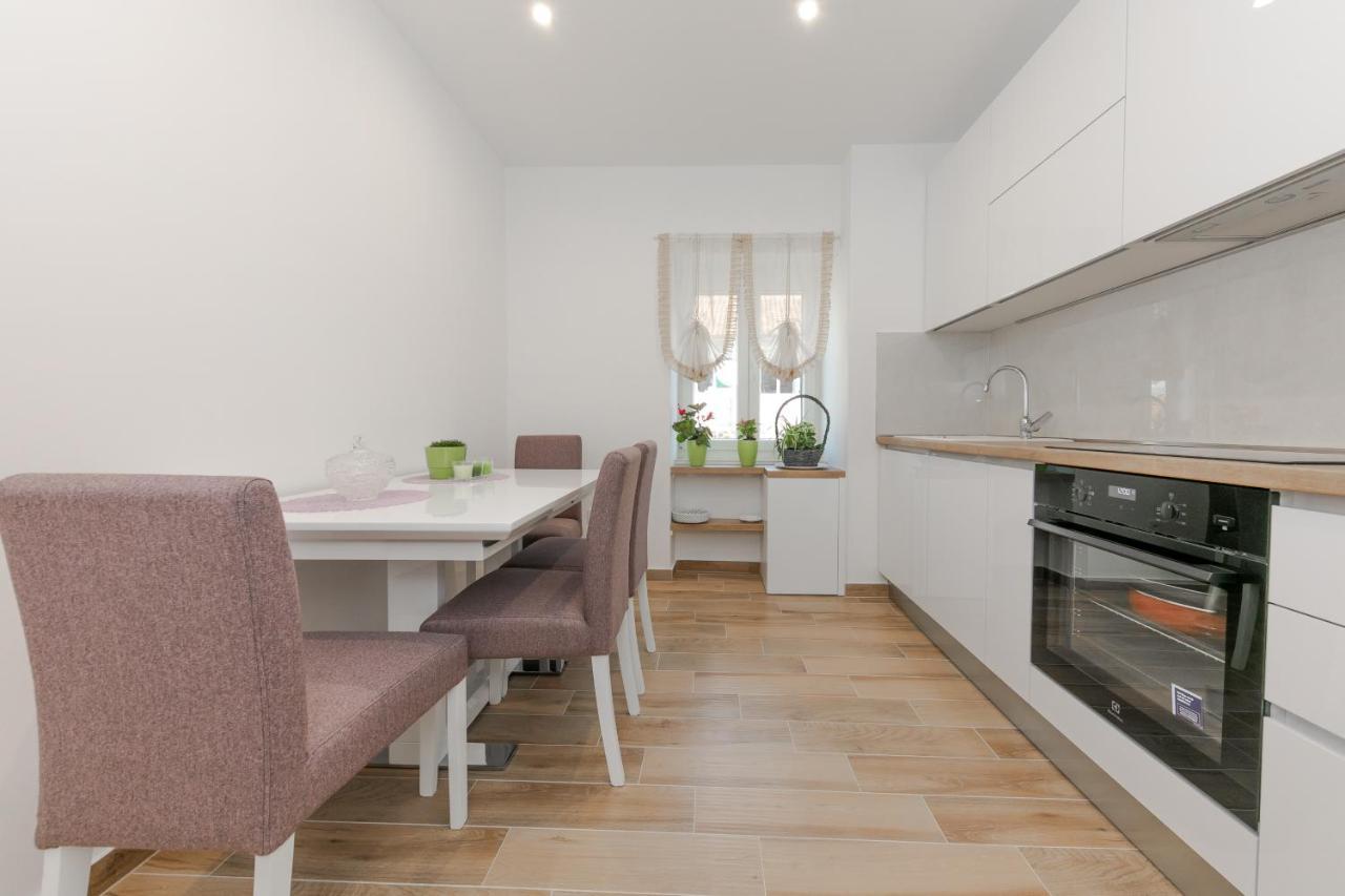 Lana - David, Center Of Apartment Split
