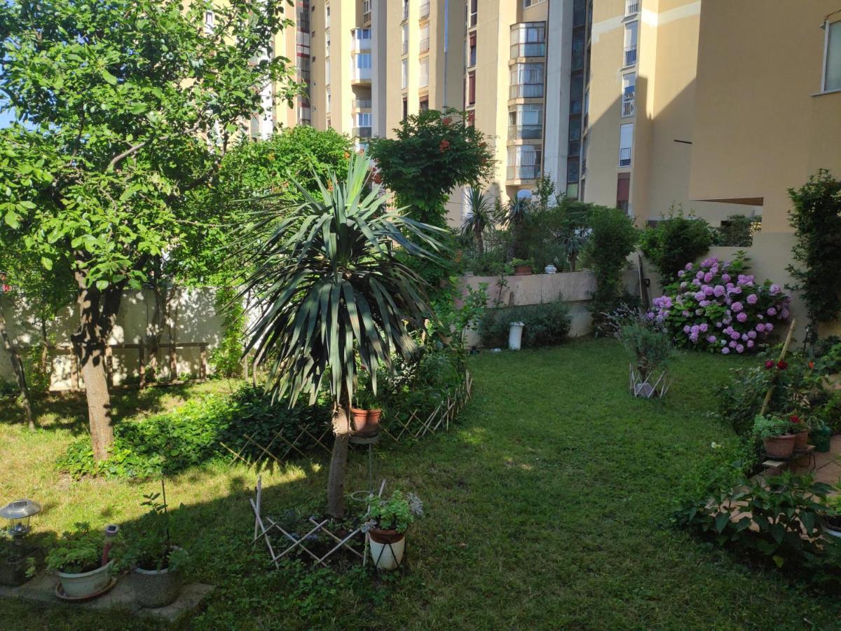 Spacious With Big Garden Near Apartment