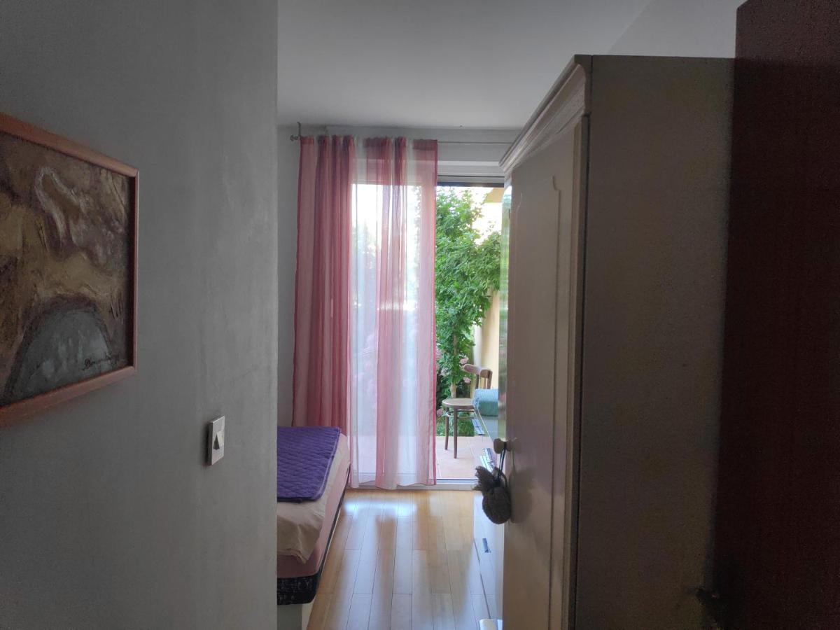 Spacious With Big Garden Near Apartment Split