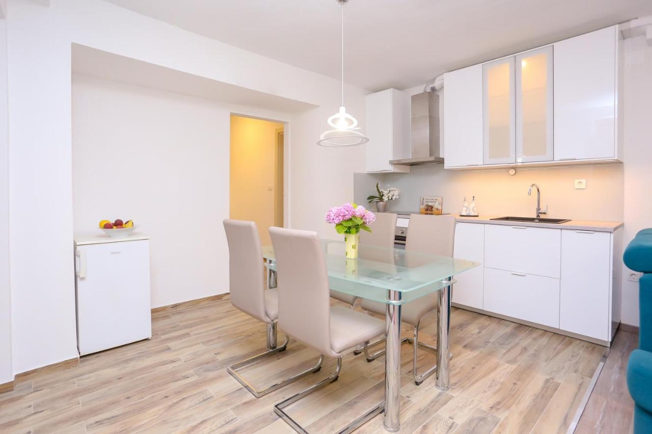 Apartment Dvor Split