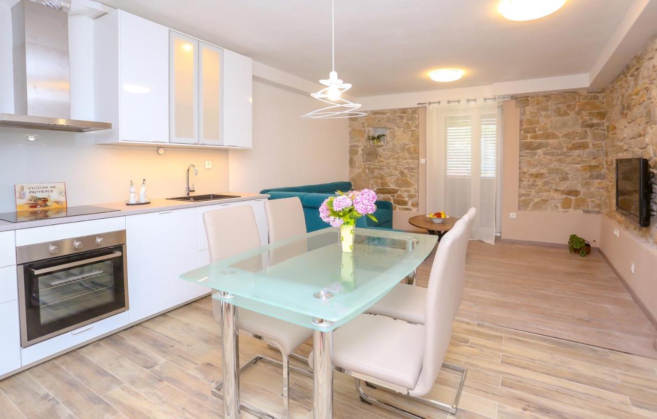 Apartment Dvor Split