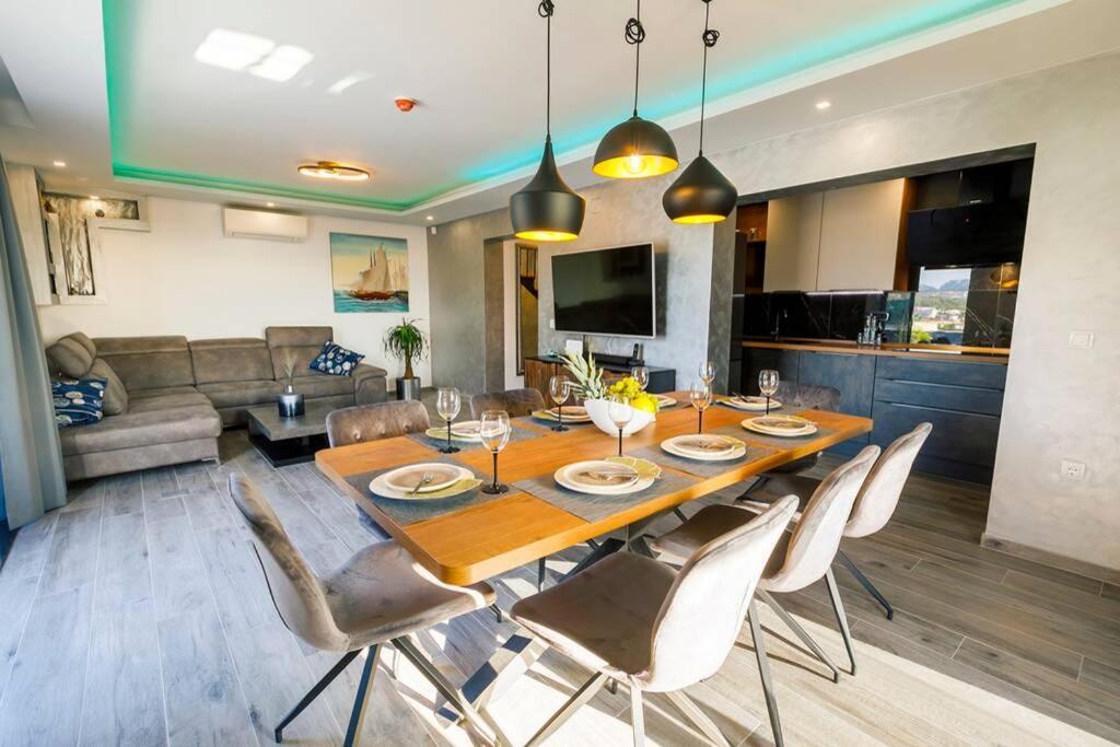 Luxury Stocia With Swimming Pool, Sauna And Jacuzzi In A Peaceful Location In Split