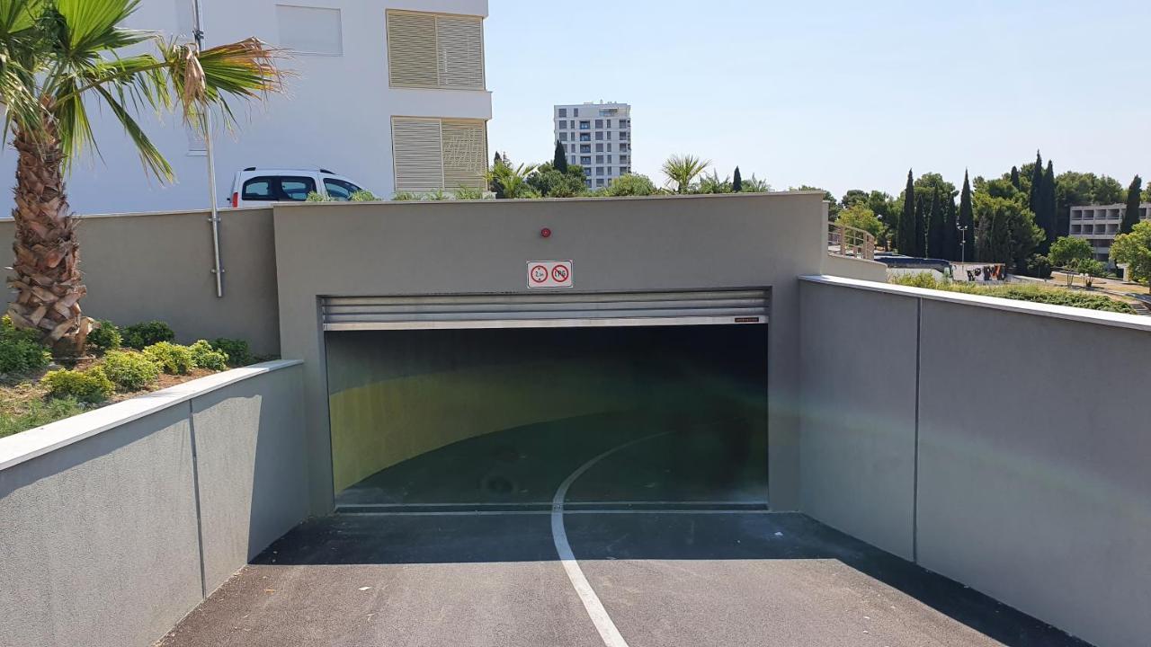 Luxury 4seasons With Garage Apartment *