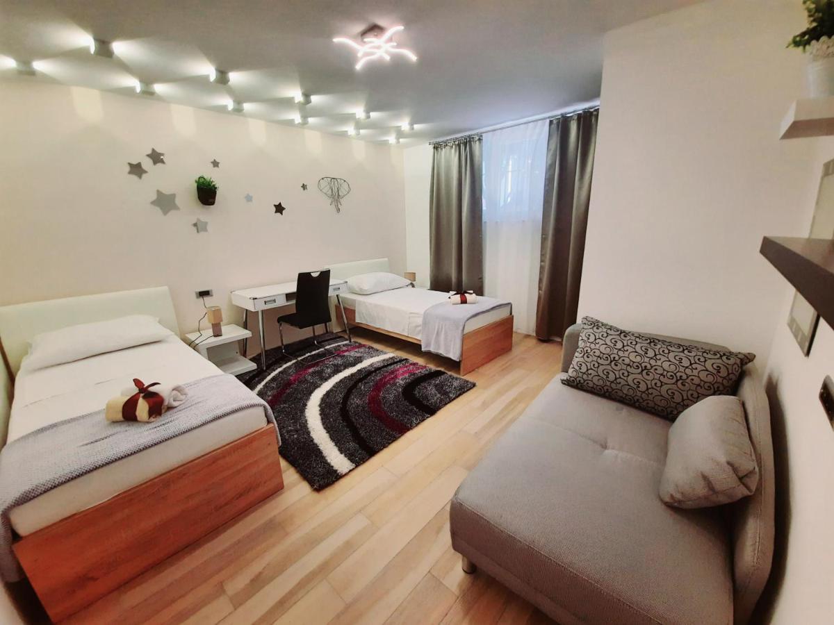 Symphony Garden: Modern, New Apartamento