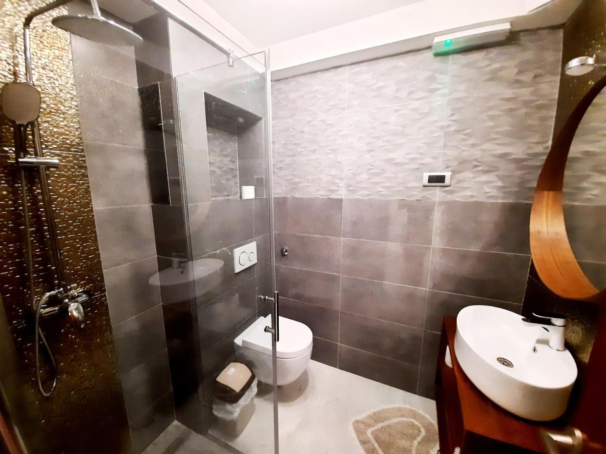 Symphony Garden: Modern, New Apartamento *