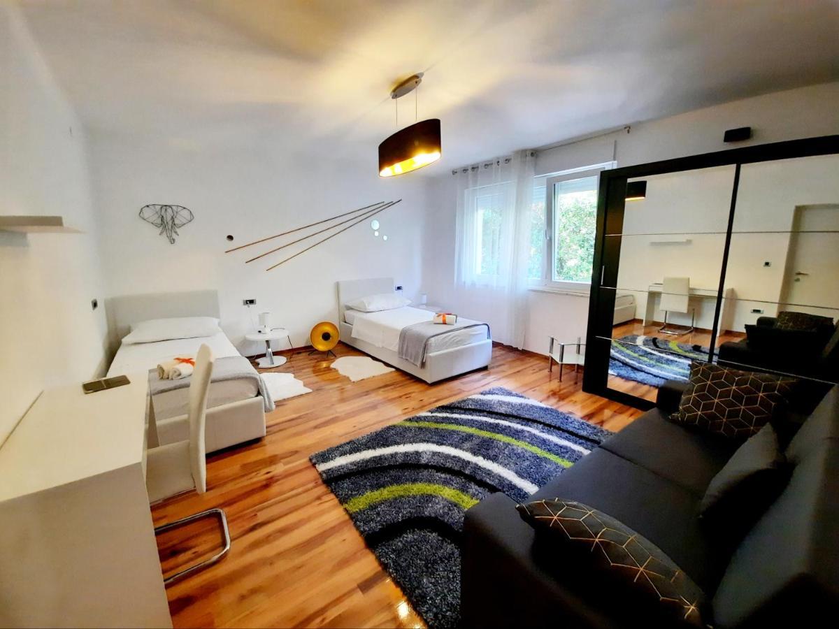 Symphony Veranda: Modern, New