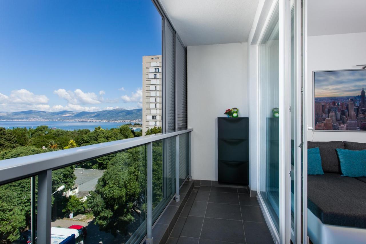 Apartment Blue Pearl Split